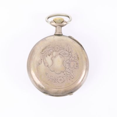 une montre de poche ancienne en argent sur fond blanc