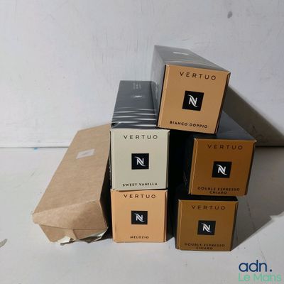 plusieurs boîtes de parfum empilées les unes sur les autres sur une table