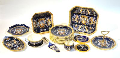 de nombreux objets bleus et dorés sur la table