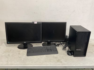 deux écrans d'ordinateur et un clavier posés sur une table