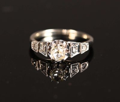 une vieille bague sertie d'un diamant taillé, posée sur une surface noire