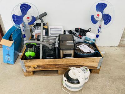une boîte en bois remplie d'objets divers et d'un éventail