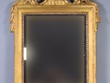 un miroir posé sur un pied dans la pièce