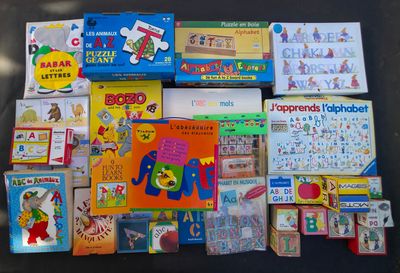une pile de livres pour enfants et de puzzles posée sur une table