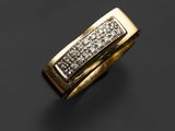 une bague en or avec des diamants sur fond noir