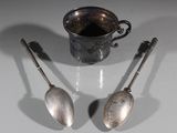 deux cuillères et une tasse posées sur une table