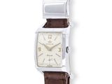 gros plan d'une montre-bracelet avec un bracelet en cuir marron