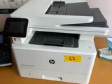 une imprimante posée sur un bureau à côté d'un téléphone portable