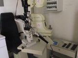 une pièce avec une chaise, une table et un microscope