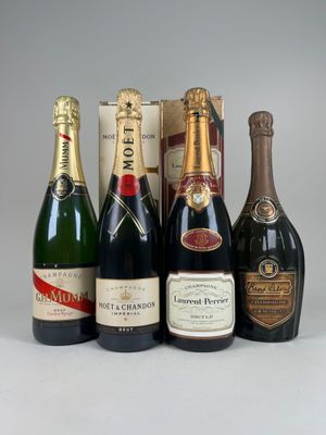 six bouteilles de champagne sont alignées