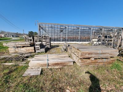 beaucoup de bois qui traîne dans l'herbe