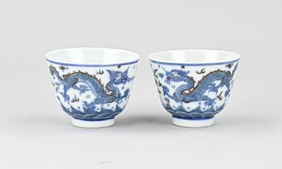 paire de tasses bleues et blanches ornées d'un motif de dragon