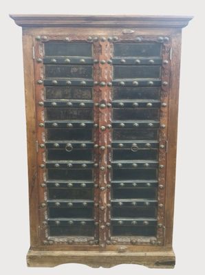 une vieille armoire en bois surmontée de nombreux tiroirs