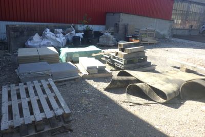 beaucoup de bois et de palettes par terre