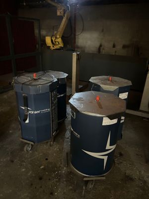 deux poubelles posées au milieu d'une pièce