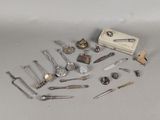 beaucoup d'objets en argent qui se trouvent sur la table