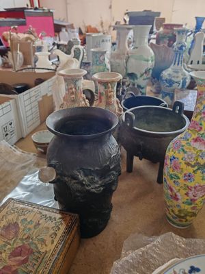 de nombreux vases sur la table dans la pièce