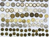 un assortiment de pièces de monnaie variées est présenté sur une surface blanche