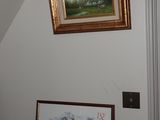 une photo d'un tableau accroché au mur au-dessus d'un lit