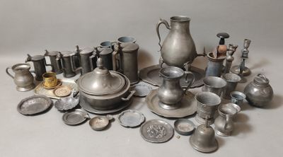 beaucoup d'objets en argent qui se trouvent sur la table