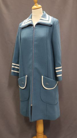 CACHAREL – Manteau en lainage bleu et bandes blanches. Taille 40 ...