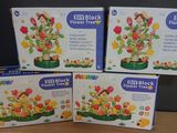 trois cartons de pots de fleurs posés sur une table en bois