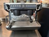 une machine à café posée sur un comptoir