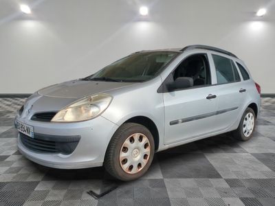 la photo d'une voiture argentée garée dans un garage