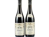 deux bouteilles de vin posées l'une à côté de l'autre sur une surface blanche
