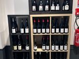 de nombreuses bouteilles de vin sur les étagères du magasin