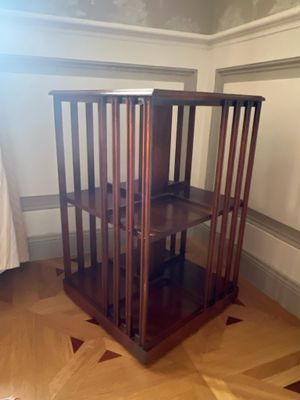 une petite cage en bois surmontée d'une tasse