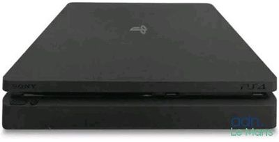 un gros plan d'un ordinateur portable noir posé sur une surface blanche