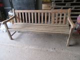 un banc en bois qui se trouve au milieu d'une pièce