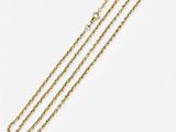 un collier en chaîne d'or avec un fermoir en diamant