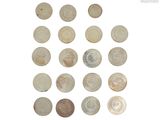l'image d'un paquet de pièces de monnaie posé sur une surface blanche