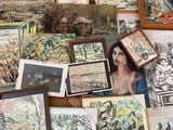 il y a beaucoup de tableaux posés par terre dans cette pièce