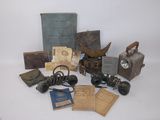 une photo d'une collection d'objets anciens, comprenant notamment un appareil photo, des livres et d'autres objets
