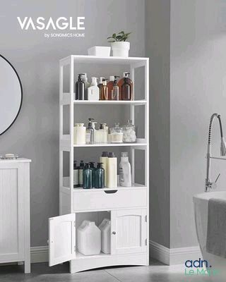 une photo d'une salle de bains avec une armoire blanche à l'intérieur