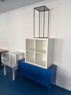une armoire bleue et une table blanche dans une pièce
