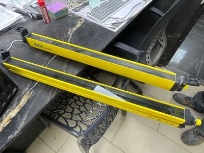 Une paire de détecteurs laser SICK M2000