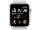 une image d'une Apple Watch blanche dont le cadran affiche l'heure