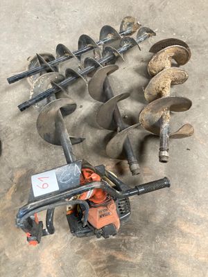 a lot of tools that are laying on the ground