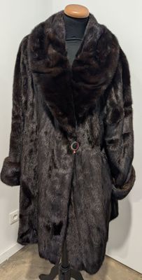 une image d'un manteau de fourrure sur un mannequin