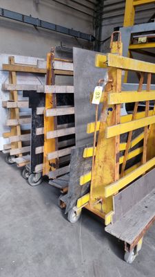 Plusieurs palettes de bois sont empilées sur une palette dans un entrepôt