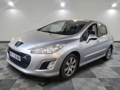 la voiture argentée est garée sur le sol en damier d'un garage