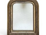 un miroir à cadre doré avec un fond blanc et un fond blanc