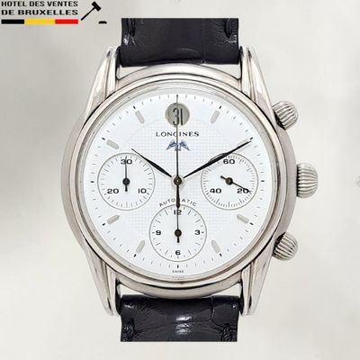Gros plan sur une montre-bracelet à cadran blanc