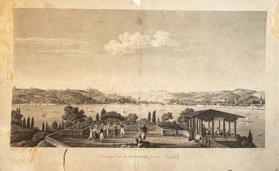 une vieille photo montrant une vue de la ville prise de loin