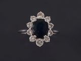 une bague en diamant noir et blanc sur fond noir