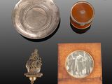 une photo représentant un ensemble d'objets, notamment un plat en argent, un cadre photo et la photo d'un homme